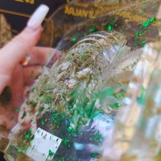 Podívejte na tu krásu 😍 Ručně vyráběné kousky z epoxy pryskyřice s pravými konopnými listy a květy 🌿✨ 🔖 Záložka – 125 Kč 💀...